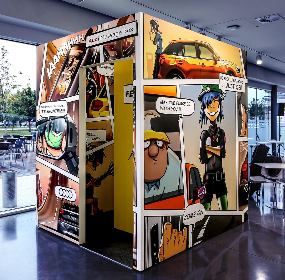 Ein interaktiver Kiosk mit Comic-Elementen und Charakteren in einer modernen Umgebung.