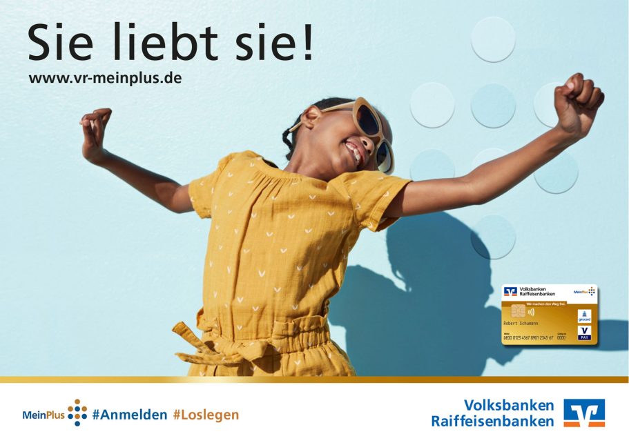 Großbildfläche - MeinPlus Ein glückliches Mädchen in gelbem Kleid mit spreizenden Armen und strahlendem Lächeln.