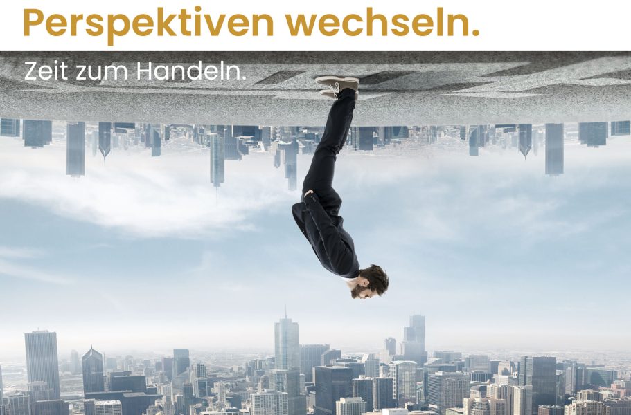 Landingpage Mann in Anzug steht kopfstehend vor einer Stadtansicht mit dem Text "Perspektiven wechseln".