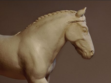 Skulptur eines Pferdekopfes,detailreich und realistisch modelliert.