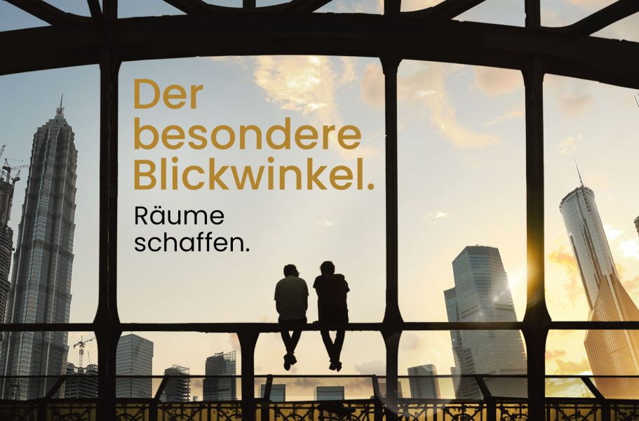 Angebote Zwei Menschen sitzen am Fenster mit Blick auf moderne Stadtarchitektur bei Sonnenuntergang.