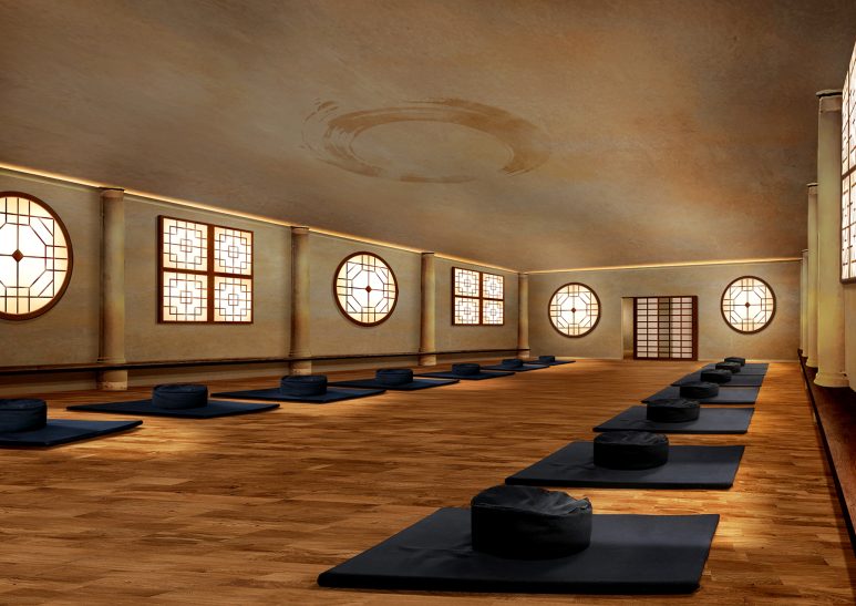 Weiträumiger Yogaraum mit Matten und runden Fenstern, ruhige Atmosphäre.