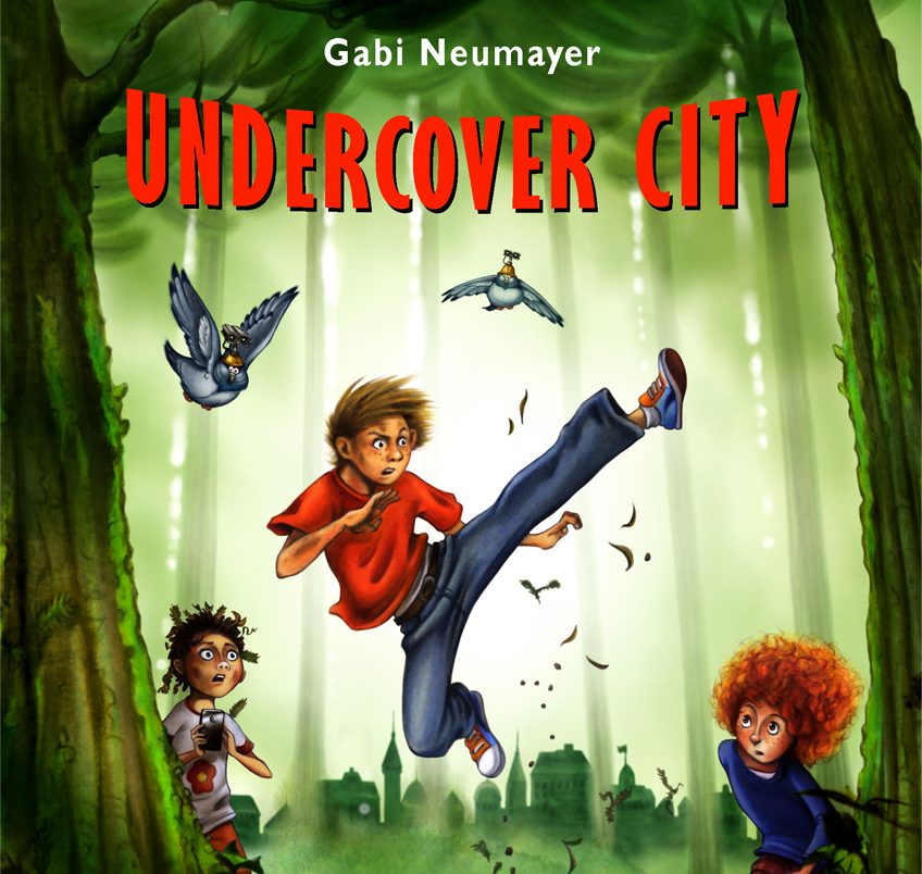 Undercover City - Band 1 Drei Kinder springen fröhlich in einem Wald, umgeben von Vögeln und grüner Natur.