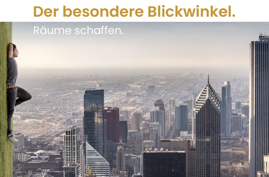 Erfahrungen Mann klettert an einem Gebäude mit Blick auf eine Stadtlandschaft.