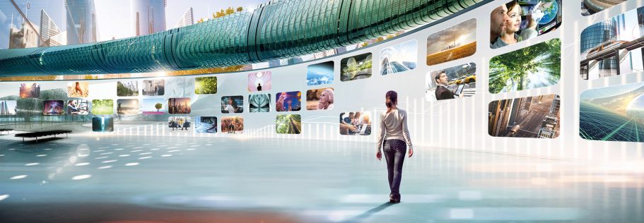 Moderne Galerie mit Bildern an der Wand und einer Person, die hindurchgeht.