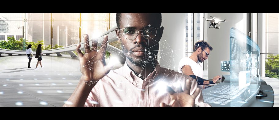 Mann mit Brille interagiert mit holografischen Elementen in modernen Büroräumen.