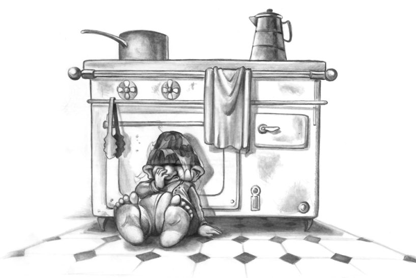 Das kleine Gespenst Ein Kind sitzt vor einem alten Herd und schaut in den Backofen.