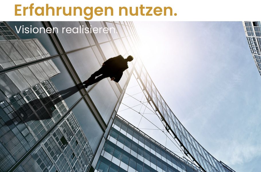 Leistungen Silhouette einer Person vor einem modernen Gebäude mit Sonnenlicht und Reflexionen.