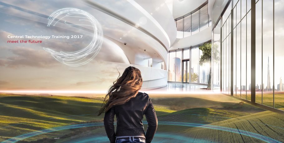 Frau mit langen Haaren, die auf ein modernes Gebäude in einer grünen Umgebung zuläuft.