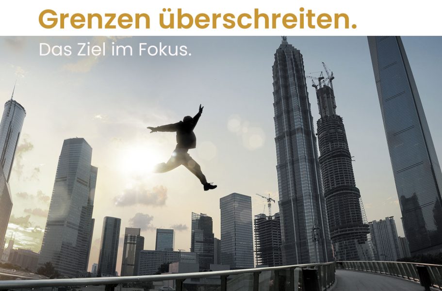 Aktuelles Silhouette eines springenden Mannes vor urbaner Skyline mit dem Text "Grenzen Überschreiten".