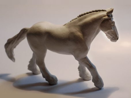 Weißes Pferd in Laufposition mit detaillierter Mähne und Beinen.