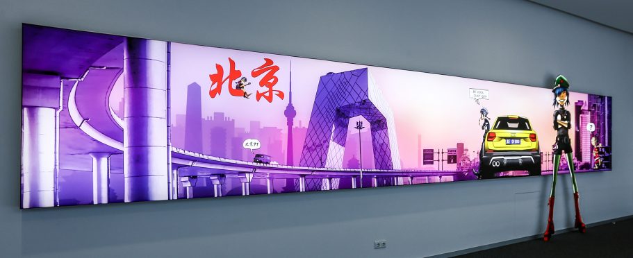 Futuristische Stadtlandschaft mit einer gelben Limousine und einem animierten Charakter.