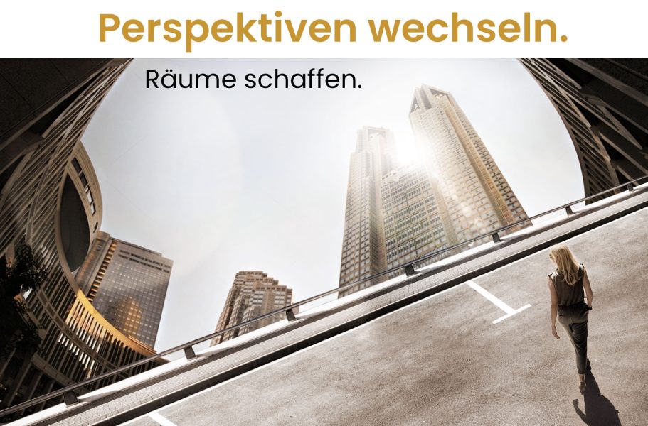 Selbstverständnis Eine Person geht auf einer modernen Straße zwischen hohen Gebäuden.