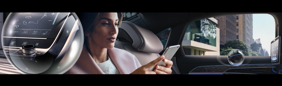 Frau im Auto, die auf ihr Smartphone schaut, mit urbanem Hintergrund.