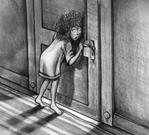 Emily horcht ... Ein Mädchen mit lockigem Haar beugt sich neugierig an eine Tür. Schatten fallen auf den Boden.