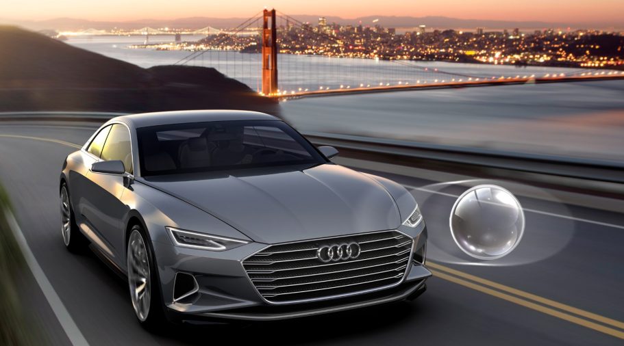 Luxuriöser Audi fährt auf einer Küstenstraße mit der Golden Gate Bridge im Hintergrund.