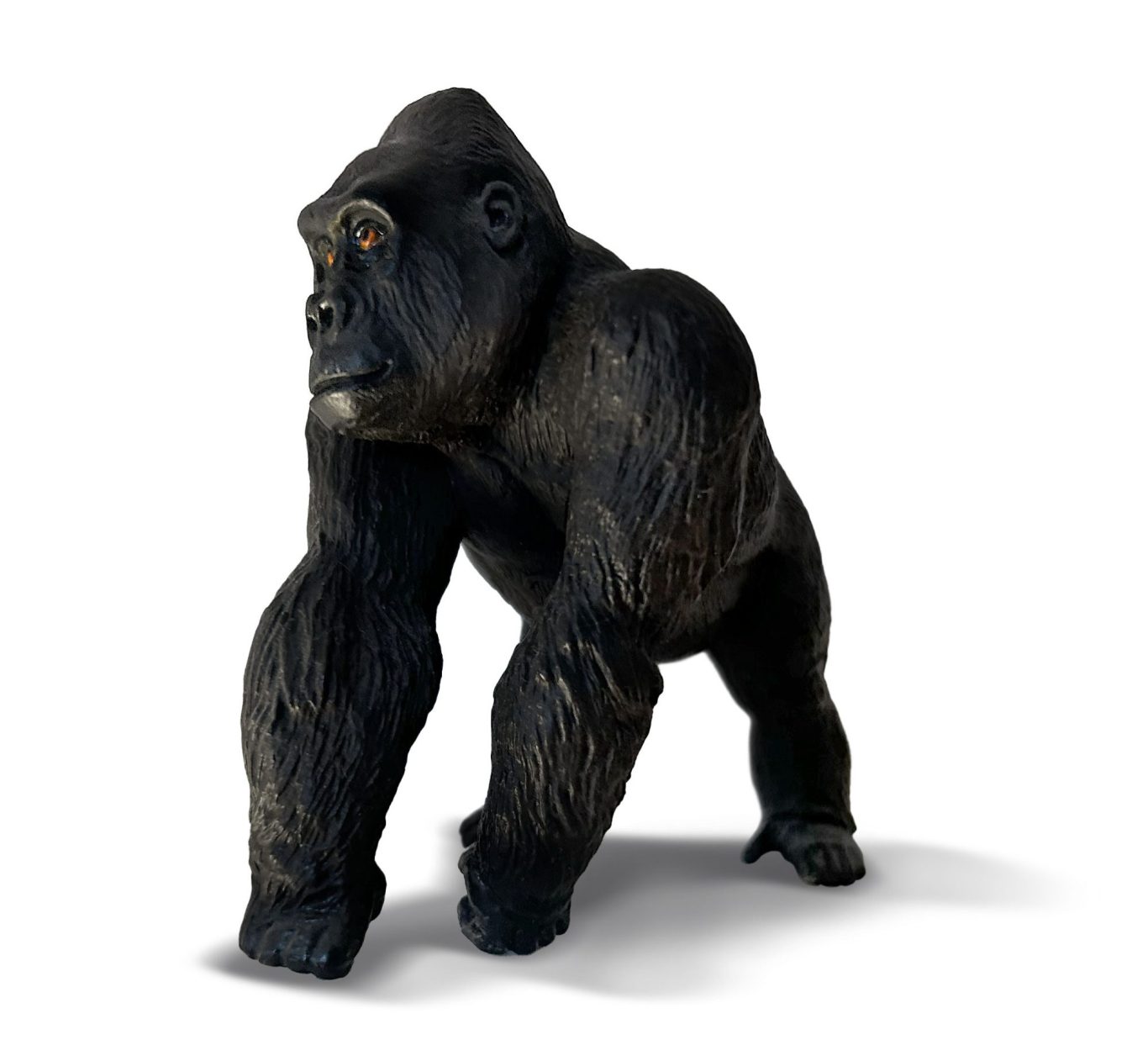 Drei Kinder springen fröhlich in einem Wald, umgeben von Vögeln und grüner Natur.