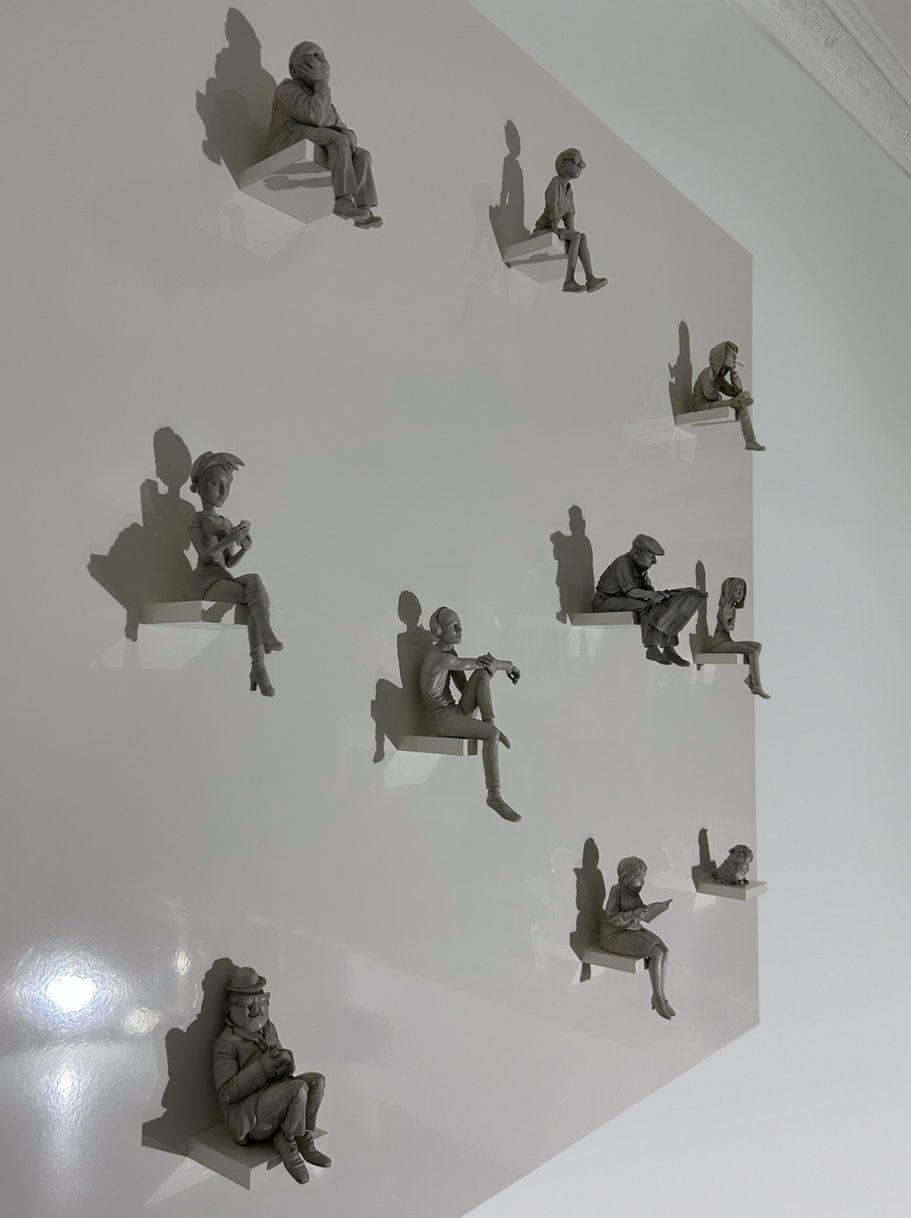 THE WAITING – Gesamtansicht von links